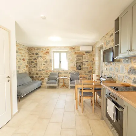 Dioni Tria Villa *