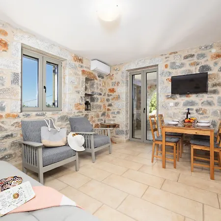 Dioni Tria * Pírgos