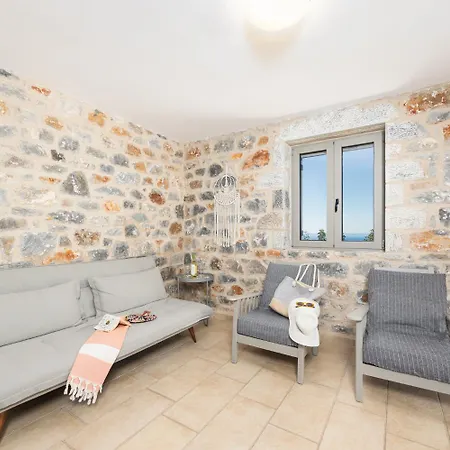 Villa Dioni Tria *