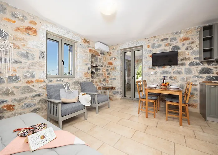 Dioni Tria * Pirgos (Mani)